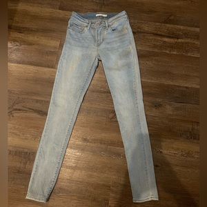 Worn once, size: waist: 25 length:30 Levi’s 711 skinny jeans, light wash